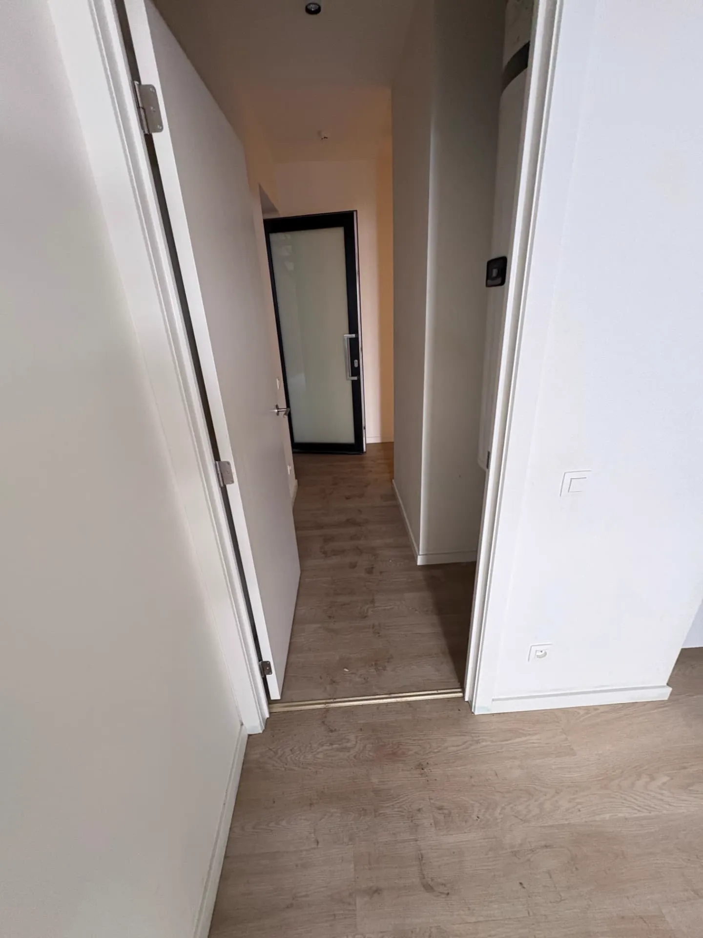 Gang met vervuilde vloer vóór de deepcleaning