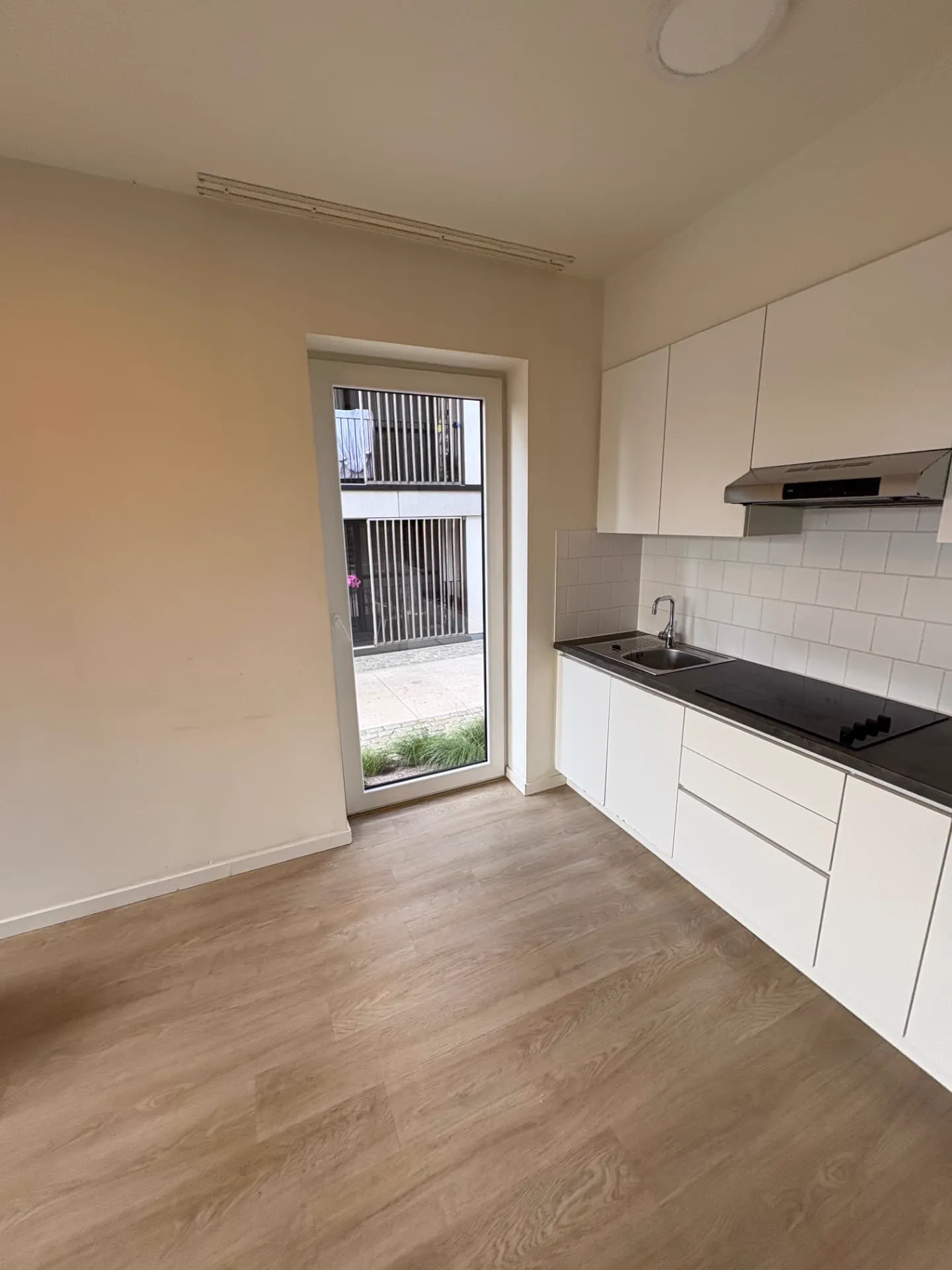 Keuken en vloer na de grondige reiniging