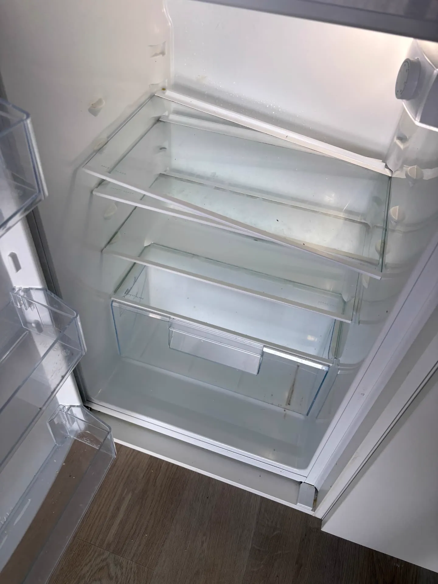 Koelkast met vuilresten vóór de dieptereiniging