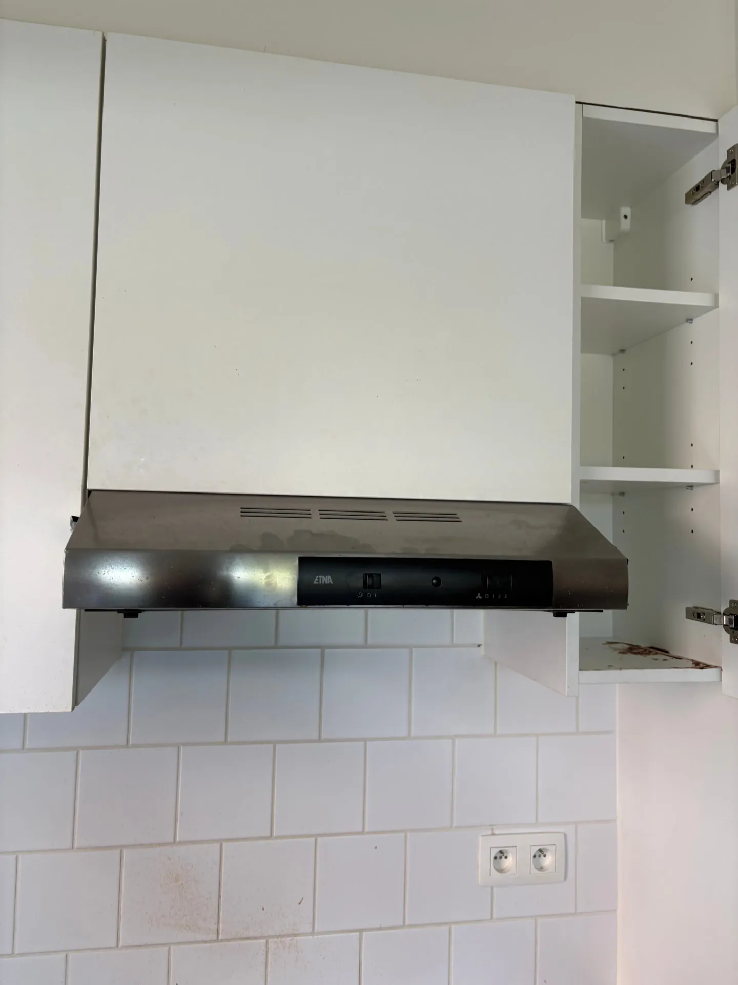 Dampkap en keukenkasten vóór de reiniging