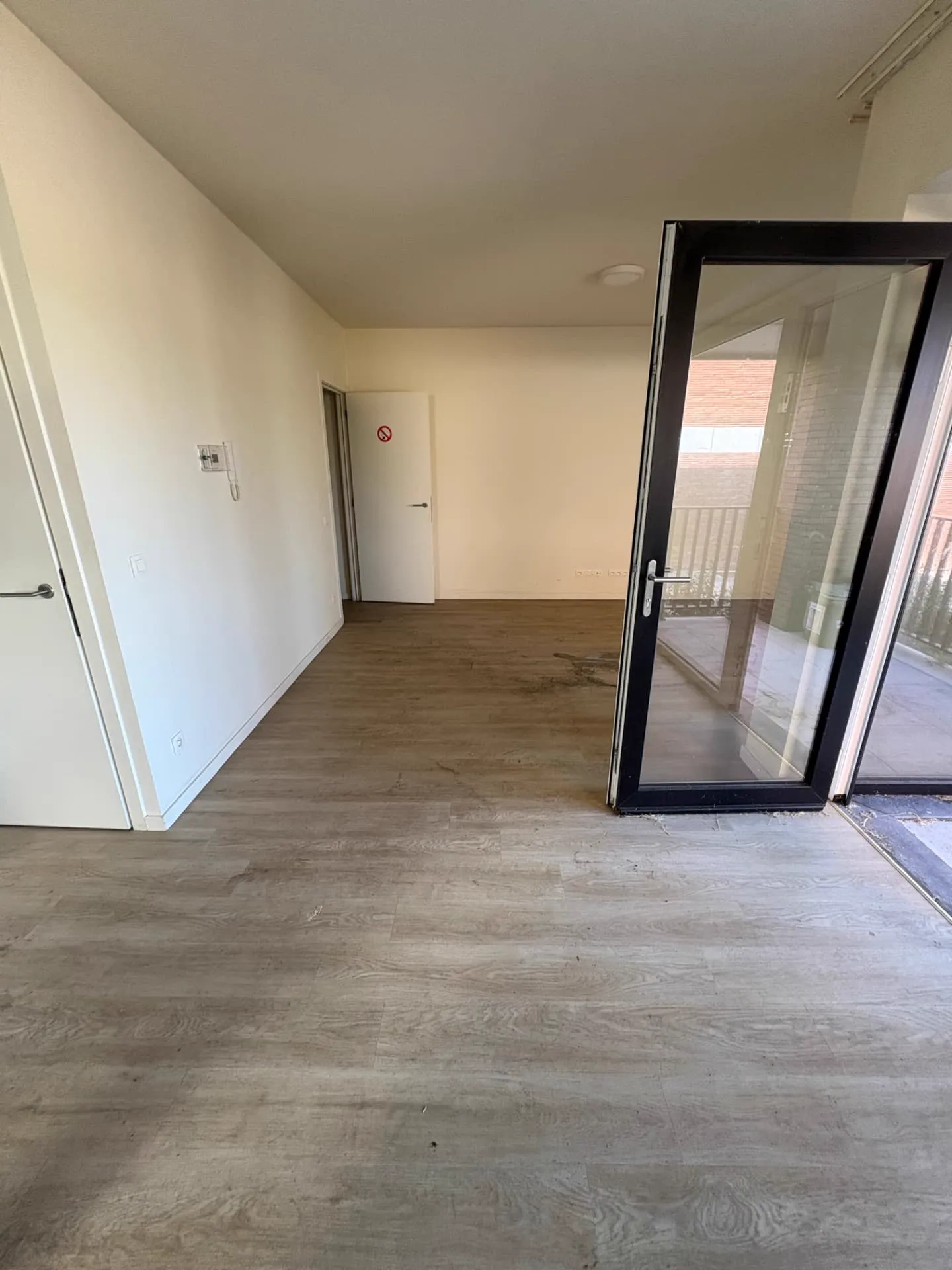 Vervuilde vloer bij de terrasdeur vóór de schoonmaak