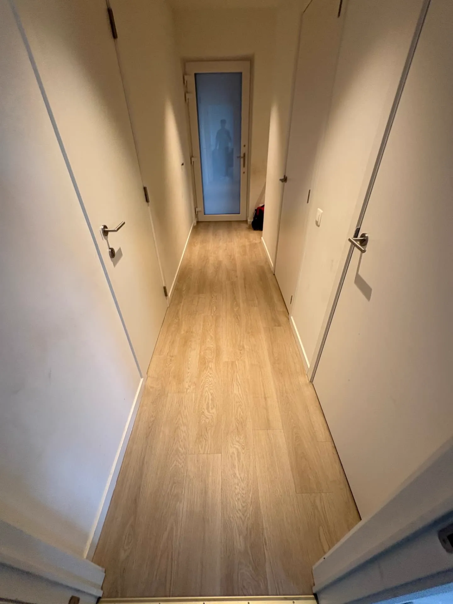 Propere gang met gereinigde vloer en plinten