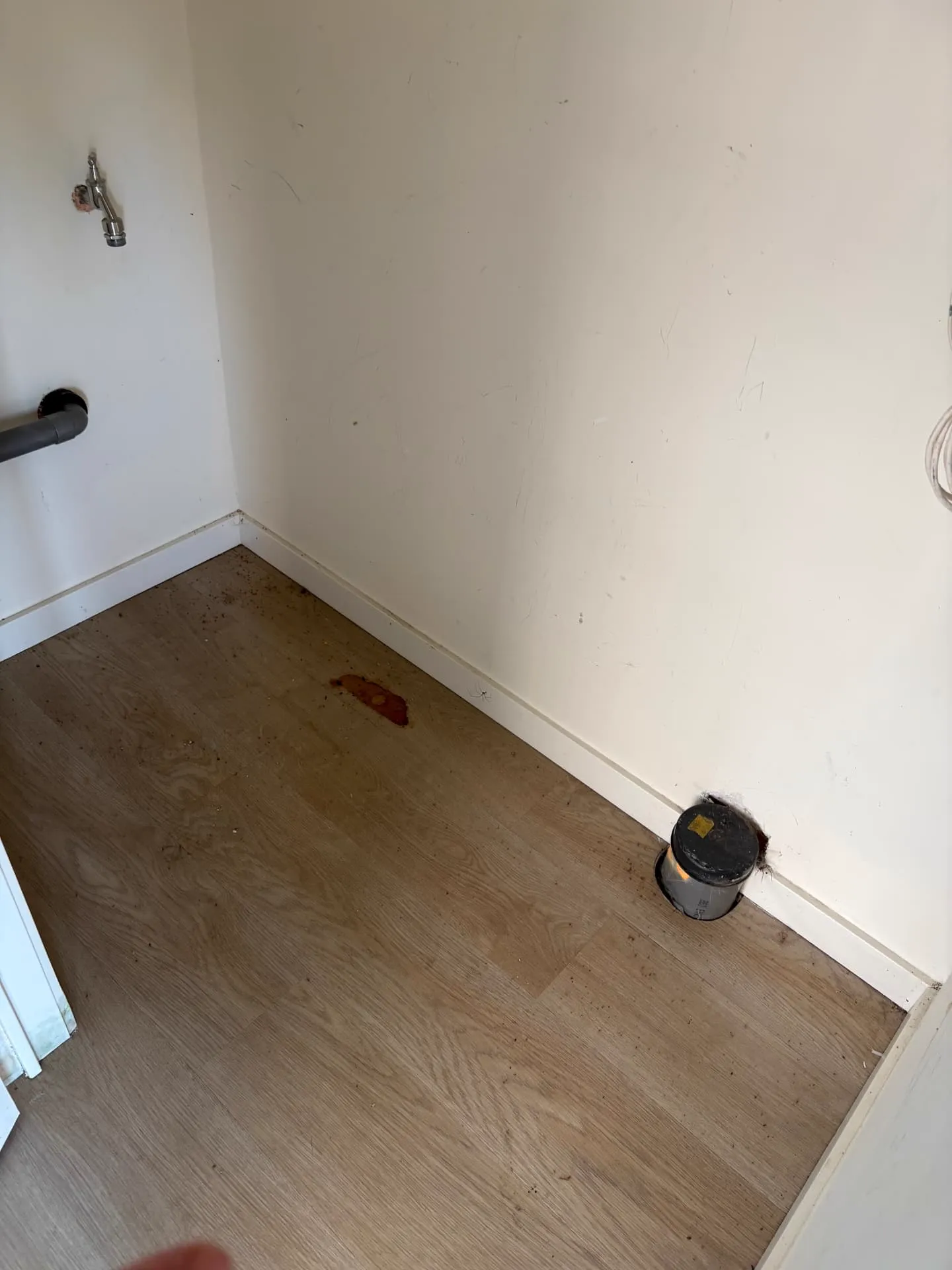 Bergruimte met vuil en vlekken vóór de deepcleaning