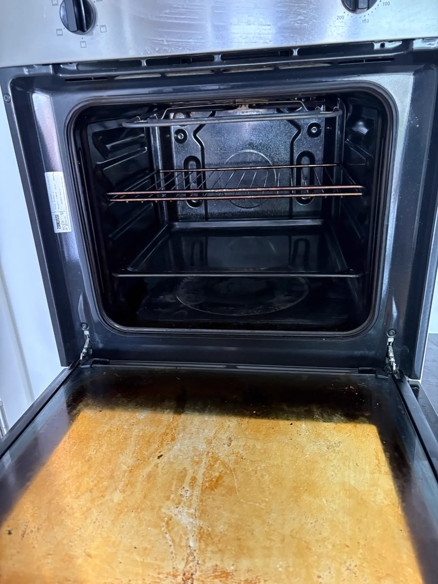 Oven en ovenroosters vóór de dieptereiniging