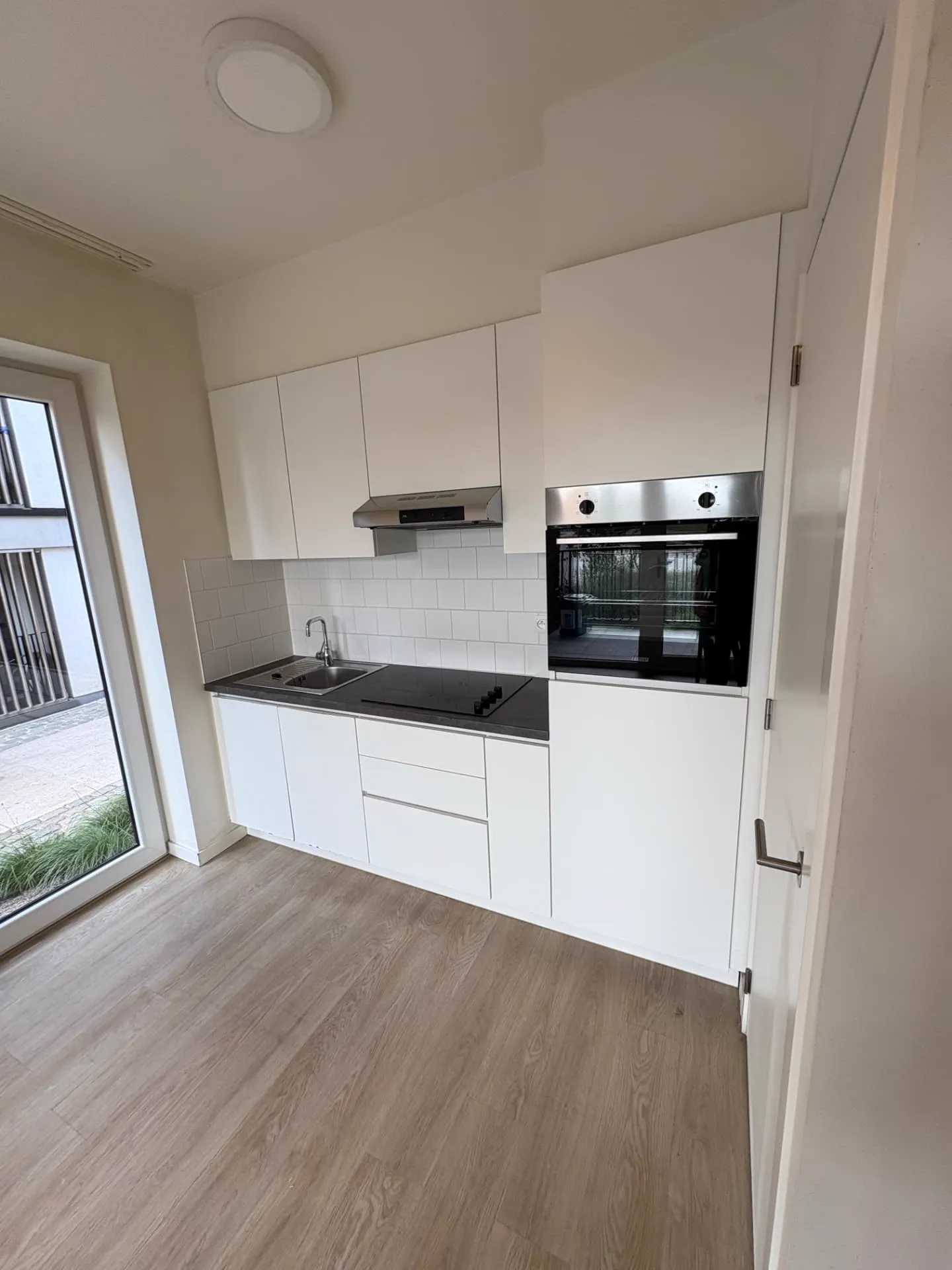 Keuken met ontvet werkblad, spoelbak en kookplaat