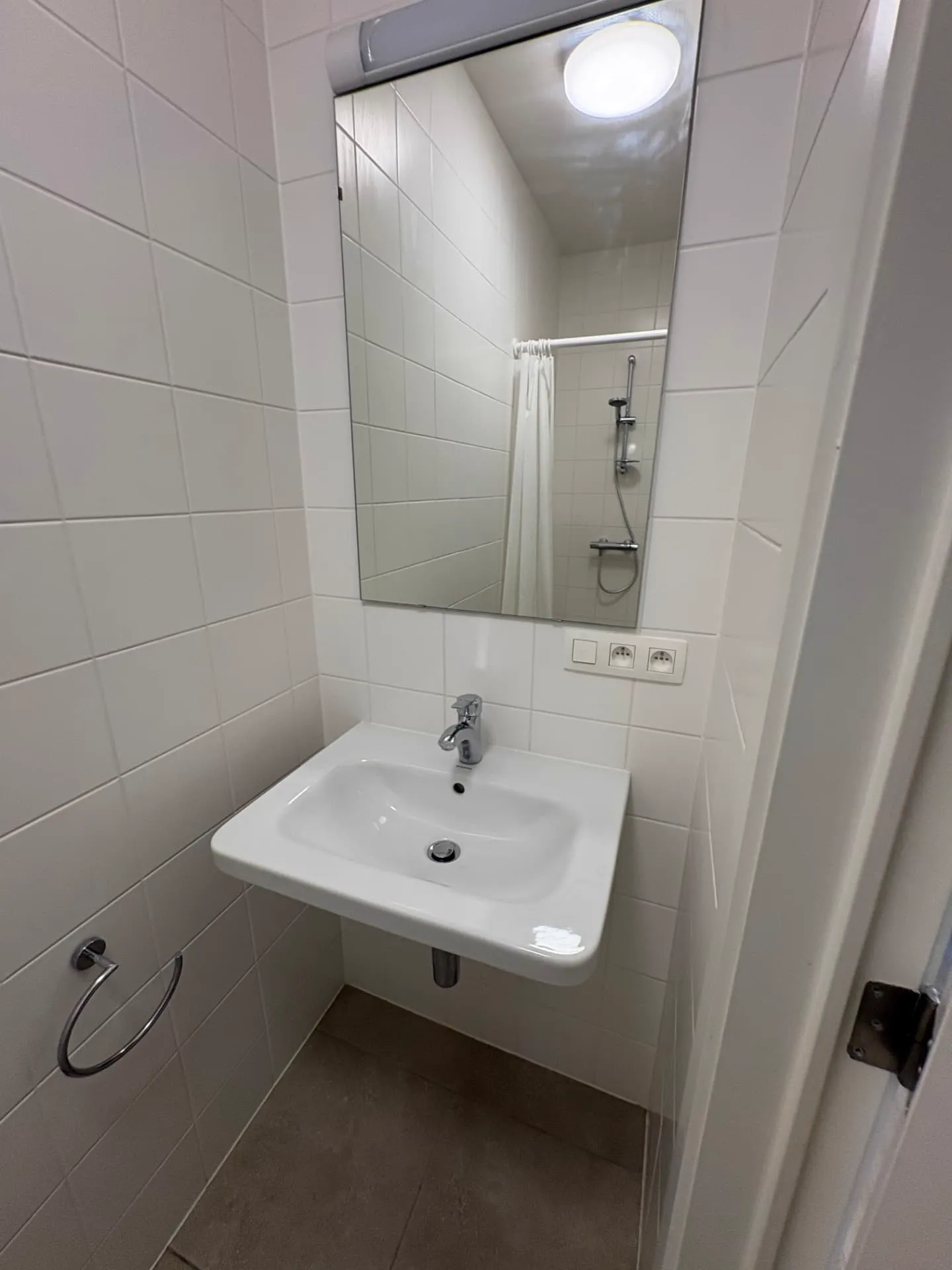 Wastafel, spiegel en kranen na de schoonmaak