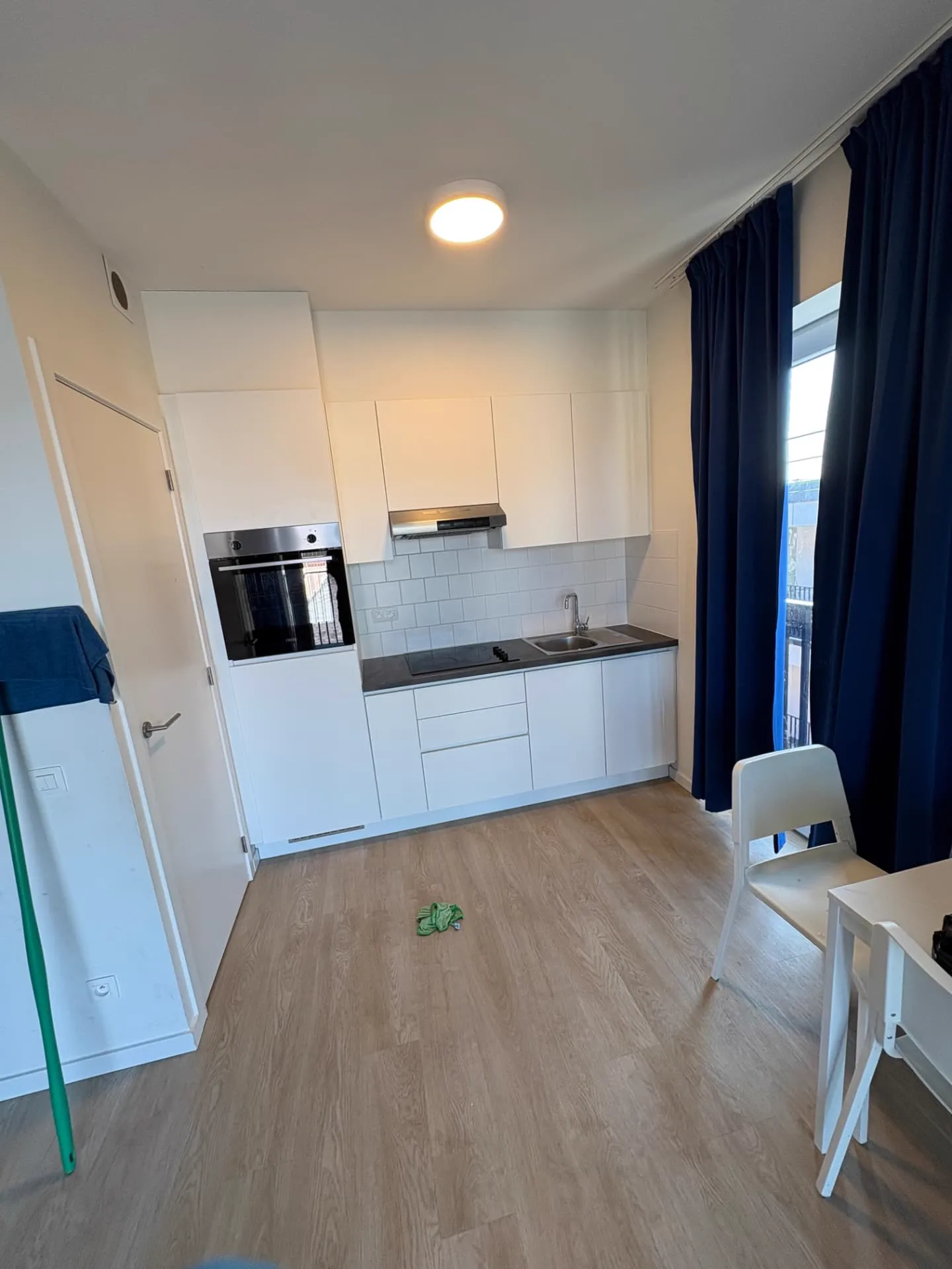 Gereinigde keuken met propere spatwand