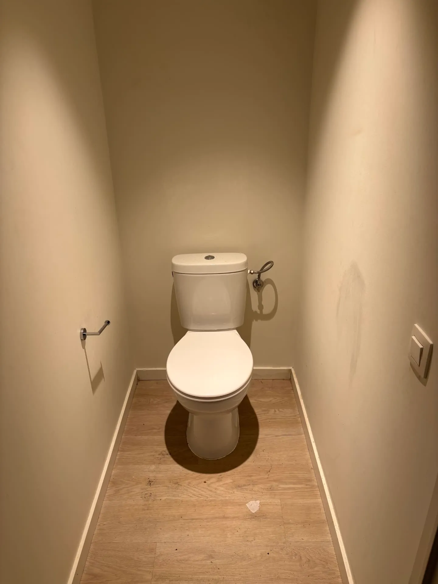 Toilet met vervuilde vloer vóór de schoonmaak