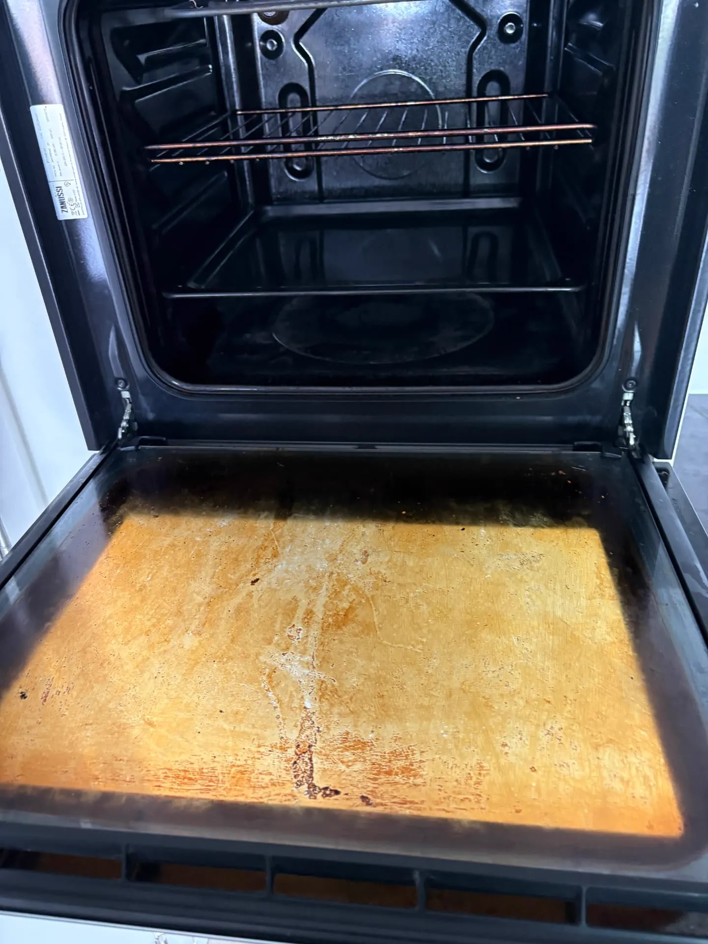Oven met sterk aangekoekte ovendeur vóór de reiniging
