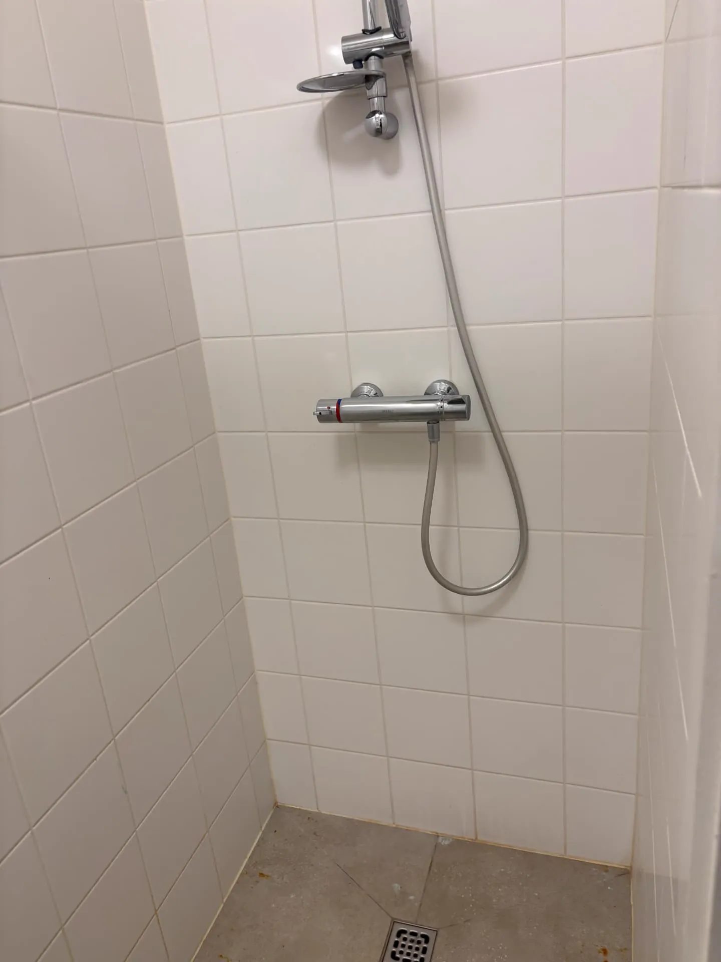 Douche met kalk en aanslag vóór de reiniging