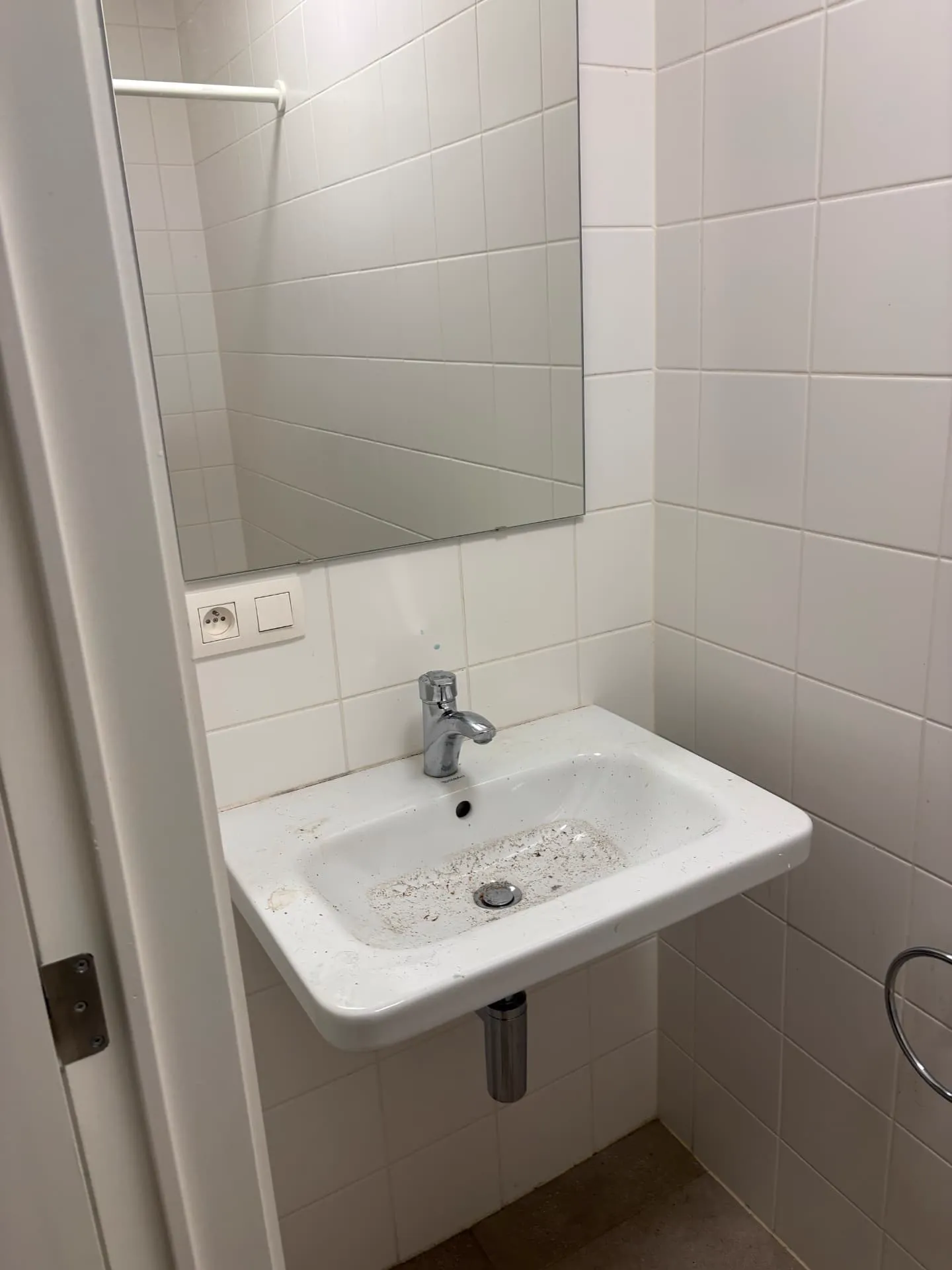 Wastafel met aanslag en vuilresten vóór de schoonmaak