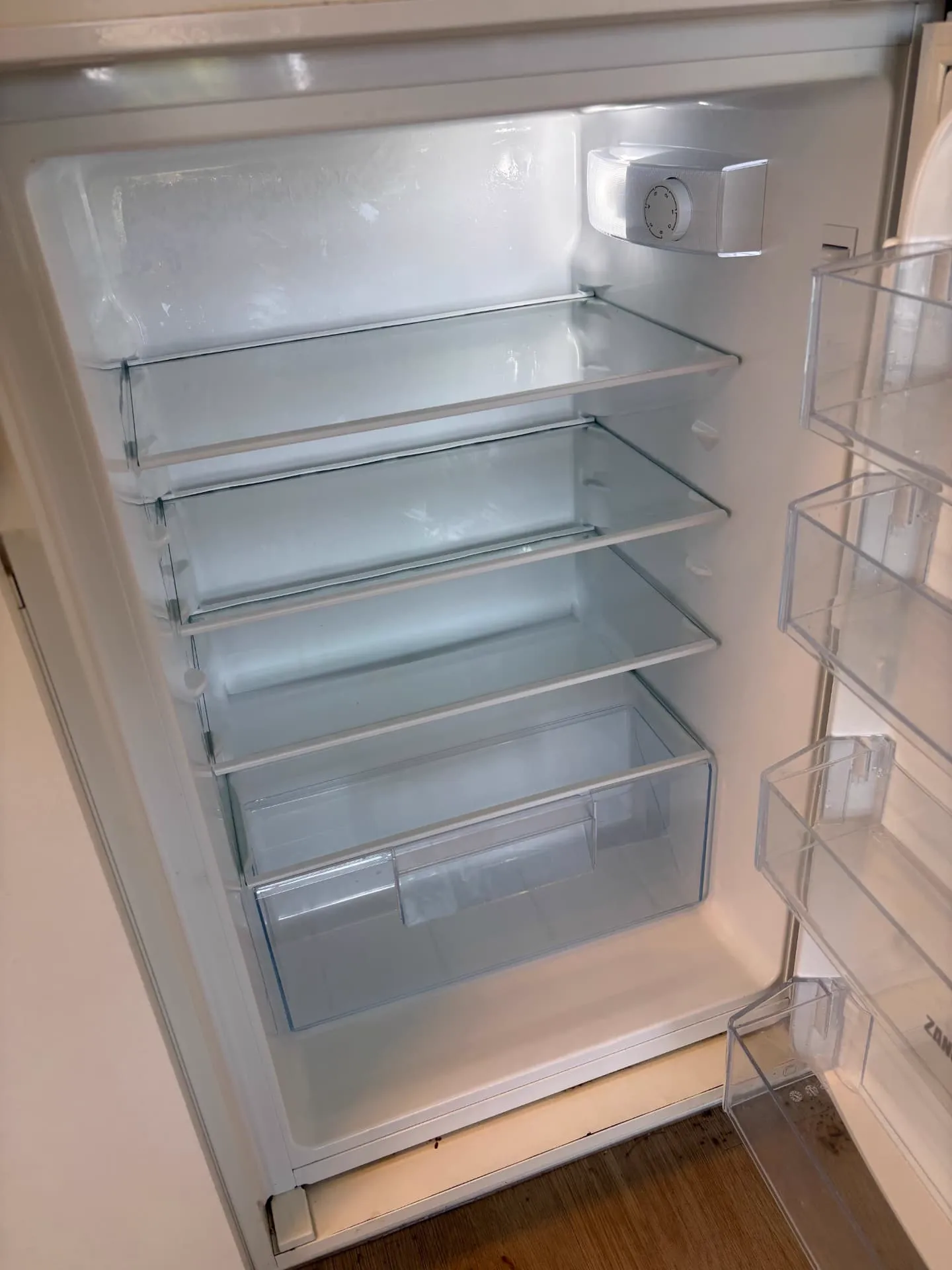 Koelkast met propere glasplaten na de reiniging