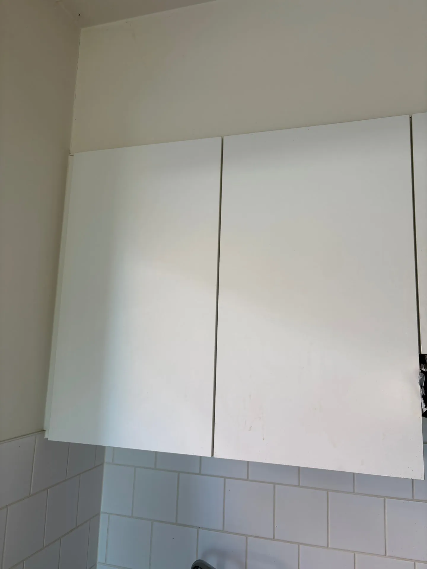 Keukenkasten met aanslag vóór de schoonmaak