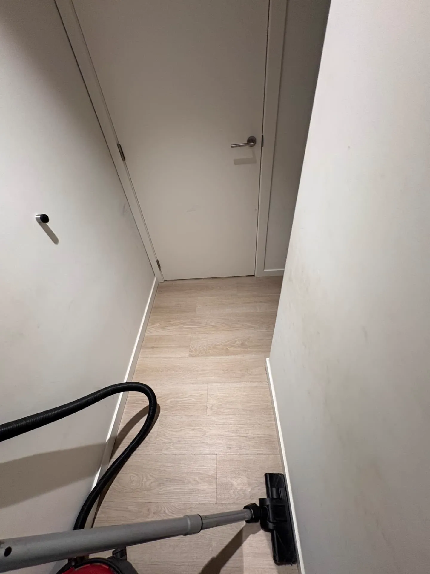 Gereinigde vloer, plinten en deuren in de bergruimte