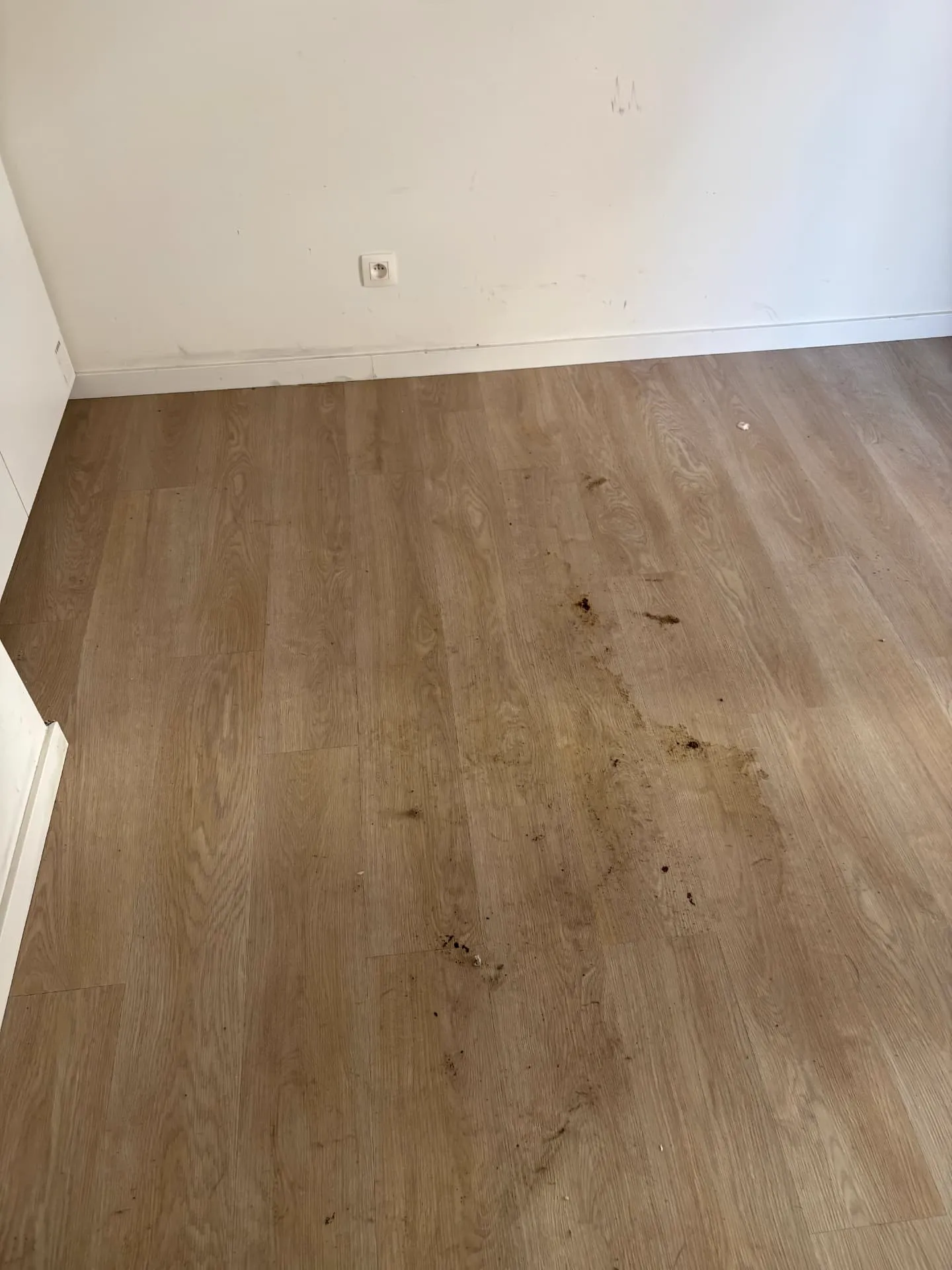 Slaapkamer met vuilresten op de vloer vóór de reiniging